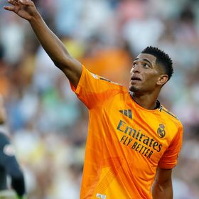 أين يلعب بيلينغهام في خطة تشابي ألونسو مع ريال مدريد؟