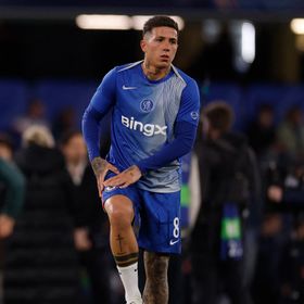 تشيلسي يعاقب إنزو فرنانديز بعد "تجاوزه خطوطاً حمراء"