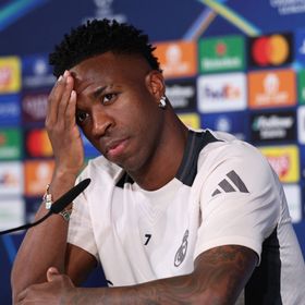 حكم تاريخي.. فينيسيوس يتسبب في سجن 5 مشجعين