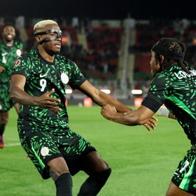 أوسيمين حاضر في تدريبات نيجيريا بعد طي الخلاف مع لوكمان