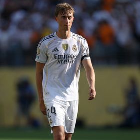 ما موقف هويسن من المشاركة مع ريال مدريد في الكلاسيكو ضد برشلونة؟