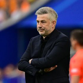 مدرب منتخب رومانيا يرحل بعد "استكمال مهمته"