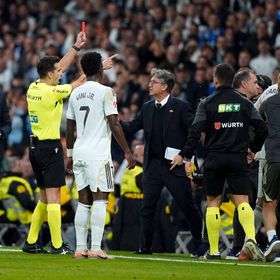 كابوس ريال مدريد.. حكم مباراة أوساسونا طرد 3 من لاعبيه أمام سيلتا فيغو