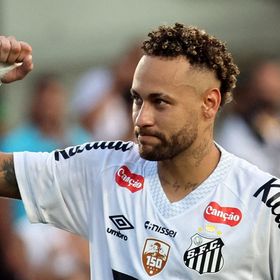 طاهية نيمار السابقة تنفي مقاضاته بسبب "أعباء العمل"