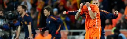 نجم هولندي شهير "كان يغرق" في صمت image