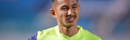أغنى لاعب كرة قدم في العالم يبحث عن نادٍ جديد image