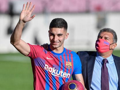 خوان لابورتا رئيس برشلونة وفيران توريس لاعب الفريق - AFP