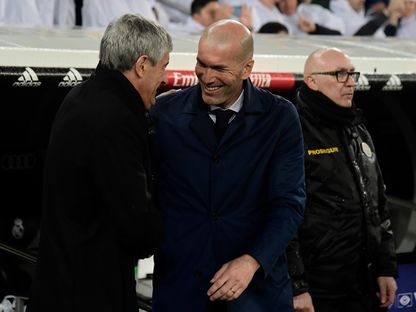 زين الدين زيدان، مدرب ريال مدريد، يصافح ميمي سيتين، مدرب برشلونة في آخر كلاسيكو - AFP