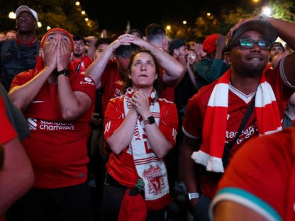 جمهور نادي ليفربول يتحسر بعد ضياع لقب دوري الأبطال   - REUTERS