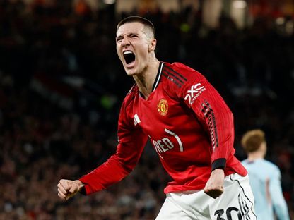 بنجامين سيسكو مهاجم مانشستر يونايتد يحتفل بعد تسجيله هدفاً في شباك برينتفورد - 27 أبريل 2026 - REUTERS