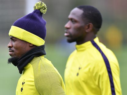 مدافع توتنهام هوتسبير الإيفواري سيرج أورير (يسار) ولاعب وسط توتنهام هوتسبر الفرنسي موسى سيسوكو خلال أحد التدريبات - أ ف ب