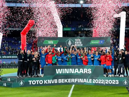 مراسم تتويج آيندهوفن بكأس هولندا بعد الفوز على أياكس أمستردام - 30 أبريل 2023 - TWITTER/@PSV