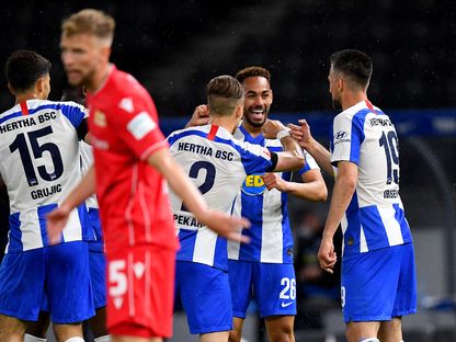 لاعبو هيرتا برلين يحتفلون بتسجيلهم هدفاً في "البوندسليغا" - AFP