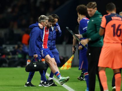لاعب باريس سان جيرمان خفيتشا كفاراتسخيليا يغادر الملعب بعد تعرضه لإصابة ضد برشلونة في دوري أبطال أوروبا - 20 أكتوبر 2026 - Reuters