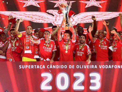 نيكولاس أوتاميندي يرفع كأس السوبر البرتغالية بعد فوز بنفيكا على بورتو  - 9 أغسطس 2023  - Reuters 