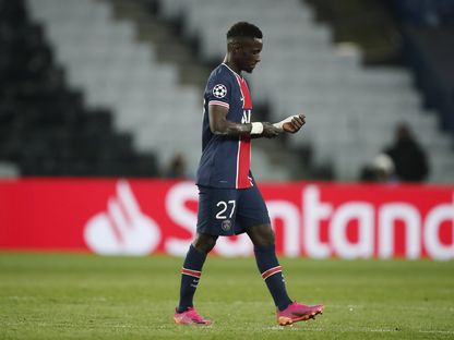 السنغالي إدريسا غاي لحظة طرده أمام سيتي - REUTERS