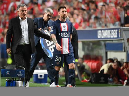 ليونيل ميسي يغادر الملعب بعد تعرضه للإصابة في مباراة باريس سان جيرمان وبنفيكا في دوري أبطال أوروبا - 5 أكتوبر 2022 - AFP
