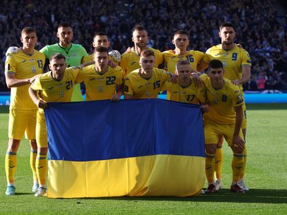 لاعبو أوكرانيا يحملون علم بلادهم أثناء التقاط صورة جماعية للفريق– 1 يونيو 2022 - REUTERS