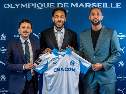 بيير إيمريك أوباميانغ يحمل قميص مارسيليا برفقة المدير الرياضي مهدي بن عطية ورئيس النادي بابلو لونغوريا - 31 يوليو 2025 - X@OM_Officiel