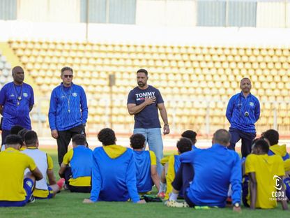 حسني عبد ربه مدير الكرة بالإسماعيلي وخالد جلال المدير الفني خلال حصة تدريبية استعداداً لمواجهة غزل المحلة - 30 أبريل 2026 - facebook/Officialismailysc