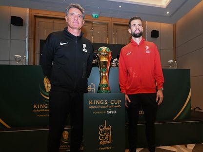 ناتشو مدافع القادسية ومدربه ميتشل أمام كأس ملك السعودية قبل مواجهة الاتحاد في النهائي - 29 مايو 2025 - x@aawsat_spt