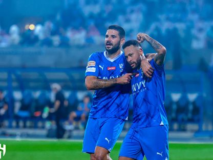 ألكساندر ميتروفيتش يحتفل مع نيمار بهدف الهلال الثاني في مرمى الشباب بالدوري السعودي - 29 سبتمبر 2023  - X/@SPL