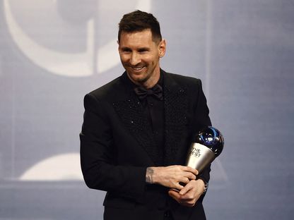 ليونيل ميسي يحمل جائزة أفضل لاعب في العالم لعام 2022 في حفل توزيع جوائز الأفضل التي يقدمها الفيفا - 27 فبراير 2023 - REUTERS