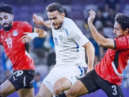 أوستون أورونوف مهاجم أوزبكستان يتخطى محمد هاني ومروان عطية ثنائي منتخب مصر في لقاء ودي - 14 نوفمبر 2025 - x@UzbekistanFA