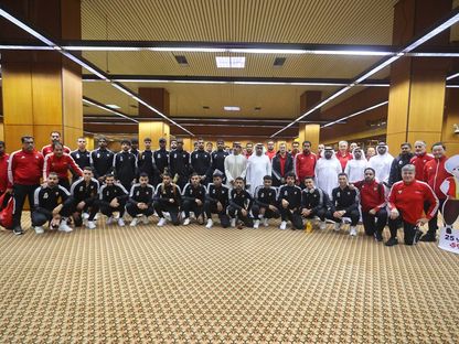 صورة جماعية لمنتخب الإمارات أثناء وصوله لمقر إقامته في البصرة - 2 يناير 2023 - twitter/@AGCFF