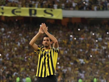 أحمد حجازي مدافع الاتحاد يحيي الجماهير بعد مباراة الطائي في دوري روشن السعودي - 31 مايو 2023 - https://twitter.com/Hegazi