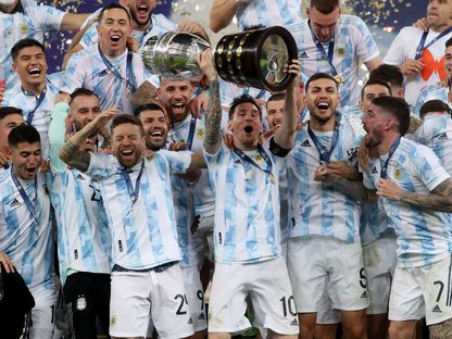 ليونيل ميسي يرفع كأس بطولة كوبا أميركا إلى جانب زملائه في المنتخب الأرجنتيني  - REUTERS