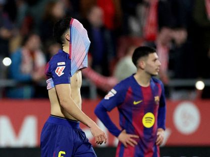 حسرة لاعبي برشلونة بعد الهزيمة أمام جيرونا في الدوري الإسباني - 16 فبراير 2026 - Reuters