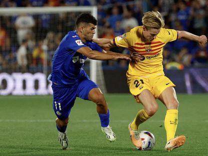 فرينكي دي يونغ في بافتتاح الدوري الإسباني 13-8-2023 - Reuters