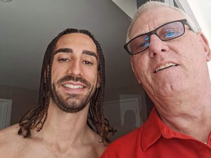 مارك كوكوريا نجم إسبانيا وصديقه غاري ساعي البريد بمنطقته - 1 أغسطس 2026 - insta/cucurella