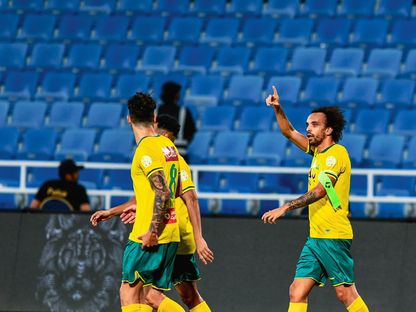  فابيو مارتينز لاعب الخليج يحتفل مع زملائه بالهدف الثاني بمرمى الشباب - 2 سبتمبر 2023 - X/Khaleejclub