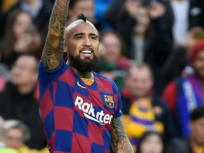 لاعب وسط برشلونة التشيلي أرتورو فيدال يحتفل بعد تسجيله هدفاً خلال مباراة الدوري الإسباني لكرة القدم - AFP