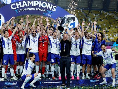 ينس فيسينغ مدرب غامبا أوساكا يحمل كأس دوري أبطال آسيا 2 - 16 مايو 2026 - Reuters