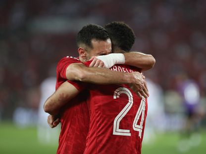 فرحة محمد عبد المنعم مدافع الأهلي مع زميله علي معلول بهدف التعادل في شباك الوداد - 11 يونيو 2023 - twitter/CAFCLCC_ar