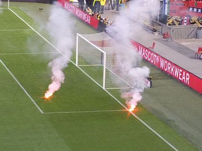 لحظة القاء الألعاب النارية على ملعب يوهان كرويف أرينا خلال مباراة أياكس وفينورد بالدوري الهولندي - 24 سبتمبر 2023 - X/@_BeFootball