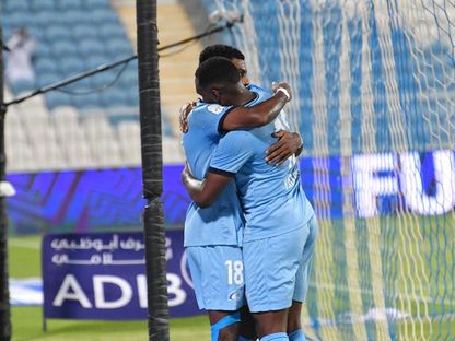 سهيل النوبي لاعب بني ياس يحتفل مع زميله بهدفه في شباك خورفكان بالدوري الإماراتي - 4 نوفمبر 2023 - twitter/UAEProLeague