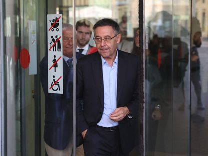 الرئيس السابق لبرشلونة جوسيب ماريا بارتوميو بعد إدلائه بشهادته أمام قاضية التحقيق في قضية مدفوعات النادي للحكم السابق خوسيه ماريا إنريكيز نيغريرا - 18 سبتمبر 2025 - REUTERS