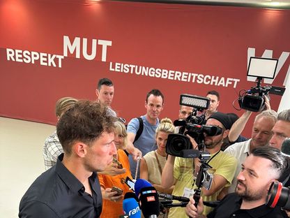 لاعب بايرن ميونيخ ليون غوريتسكا خلال حديث مع وسائل إعلام - 23 يوليو 2023 - twitter/georg_holzner