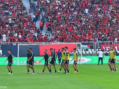 لاعبو اتحاد العاصمة يقومون بعملية الإحماء قبل مواجهة مولودية العاصمة في الدوري الجزائري - 23 يونيو 2023 - TWITTER/@USMAofficiel