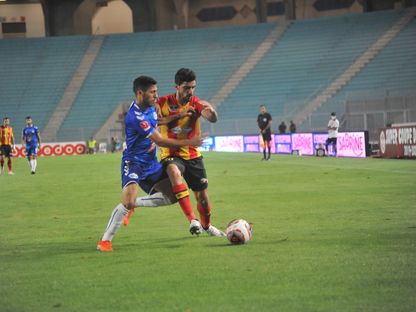 لاعب الترجي الرياضي محمد علي بن رمضان في صراع على الكرة مع لاعب الاتحاد المنستيري حسام تقا  - Getty 