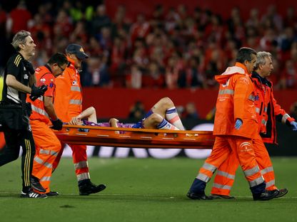 لحظة خروج نيكولو فاجيولي لاعب يوفنتوس على حمالة من الملعب بعد إصابته بمواجهة إشبيلية في الدوري الأوروبي - 18 مايو 2023 - reuters