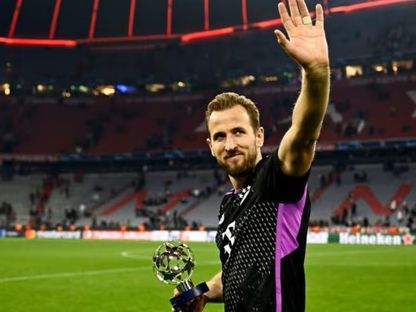 هاري كين يحتفل بجائزة أفضل لاعب في مباراة بايرن ميونيخ وغلطة سراي في دوري أبطال أوروبا - 8 نوفمبر 2023  - https://www.uefa.com/