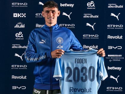 فيل فودين لاعب مانشستر سيتي يحمل قميص النادي الإنجليزي بعد تمديد عقده حتى 2030 - 22 يوليو 2024 - facebook/mancity
