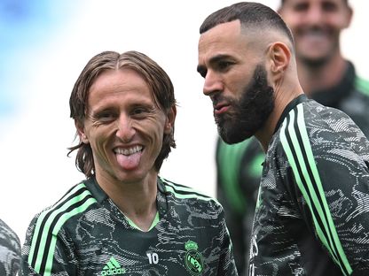 كريم بنزيما ولوكا مودريتش خلال حصة تدريبية لريال مدريد على ملعب "الاتحاد" الخاص بمانشستر سيتي - 16 مايو 2023 - AFP