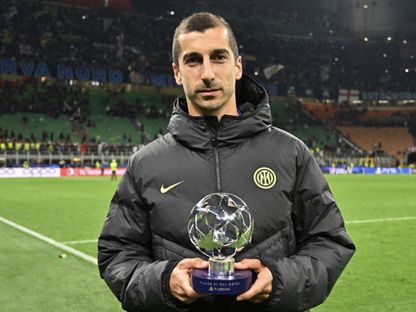 هنريخ مخيتاريان يتسلم جائزة أفضل لاعب في ذهاب نصف نهائي دوري أبطال أوروبا 2023 - Twitter