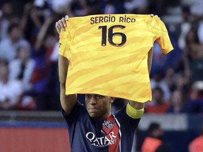 كيليان مبابي يرفع قميص الحارس ريكو في آخر مباريات الدوري الفرنسي 2023-22 - EFE